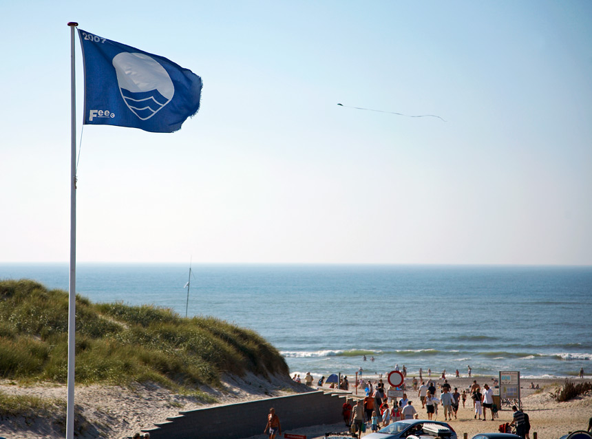 Baden mit blauer Flagge am Henne Strand