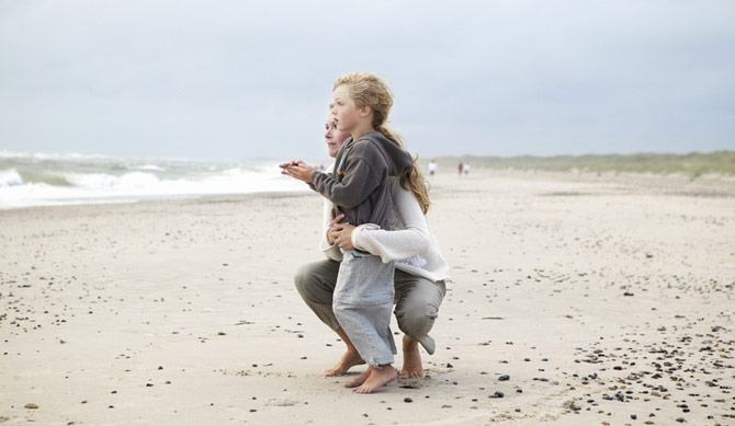 Mutter mit Kind am Strand von Seeland