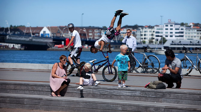 An der Hafenpromenade von Aalborg zur Sommerszeit