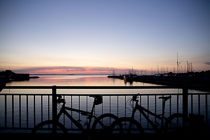 Bild: Abendstimmung am Hafen von Stege