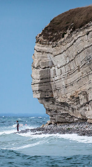 Bild von einem Surfer am Kliff Stevns Klint